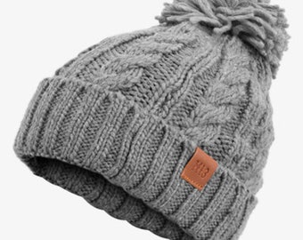 Rough Knit Beanie Grey - Wintermütze, Strickmütze, Bommelmütze mit Leder Patch, Mütze für Herren & Damen (Manufaktur13/M13)