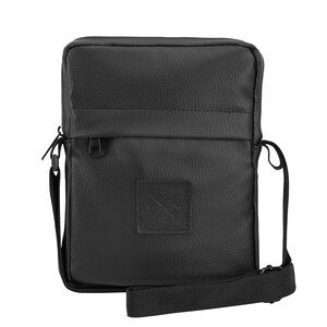Könnte beinhalten: Eine schwarze Leder-Umhängetasche mit Reißverschluss und verstellbarem Schultergurt. Die Tasche hat einen kleinen quadratischen Patch mit einem Logo auf der Vorderseite.
