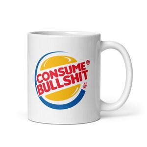 Könnte beinhalten: Weiße Keramiktasse mit einer Parodie des Burger King-Logos. Das Logo zeigt einen gelben Kreis mit den Worten "CONSUME BULLSHIT" in roten Buchstaben.