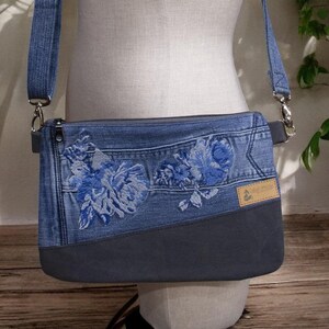 Sac à bandoulière en denim - Pochette à bandoulière brodée de fleurs roses bleues avec détails en liège, style bohème décontracté / Pochette Carissa