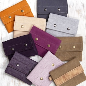 Cartera minimalista, tarjetero de lona con cierre a presión. Pestaña lateral opcional con anilla en D para pulsera o llaves.