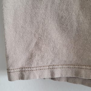 K&ouml;nnte beinhalten: Ein Set aus drei Keramikbechern mit gesprenkelter, matter Oberfl&auml;che. Jeder Becher hat eine andere Farbe: hellblau, creme und grau. Die Becher haben ein schlichtes, modernes Design und einen bequemen Griff.