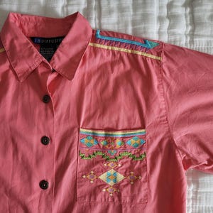 Różowa koszula z haftem Southwest – Vintage 90s IB Diffusion – rozmiar damski 14