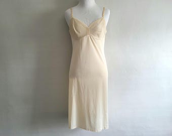 Nylon Slip Beige - Vintage 80s Vanity Fair - Womens Size 34