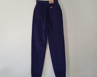 Puede incluir: Un pantalón de pana azul oscuro de cintura alta con un logotipo de Lee en el bolsillo trasero.