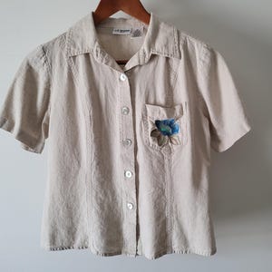 Blusa corta de lino con botones y bolsillo con flores bordadas - Talla 4 para mujer pequeña