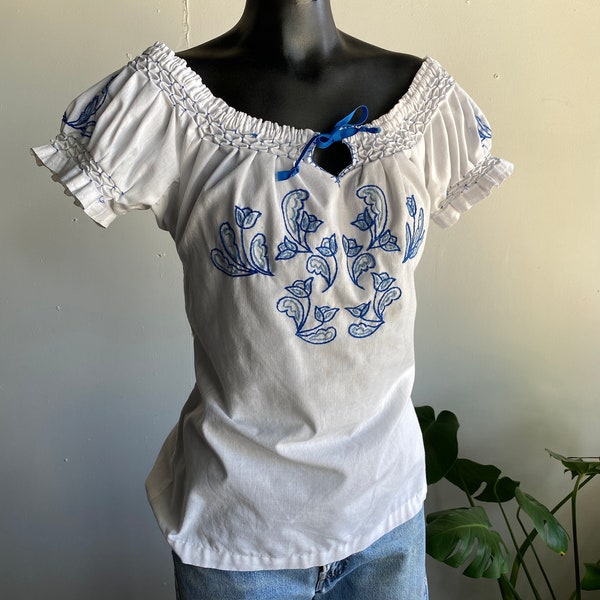 1970s Off Shoulder White Cotton Blue Embroidered Scrunchy Puff Sleeve Tie Blouse M/L