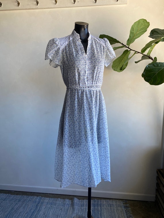 1970s Unbranded Pale Purple Floral Lace Trim Dress