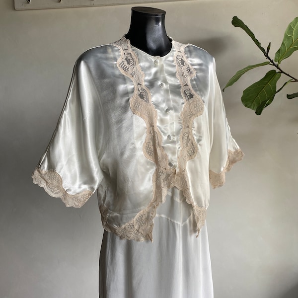 1980s Victoria Secret Batwing Satiny Ivory Lace Bed Jacket S-M