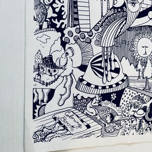 以下が含まれることがあります： 白黒の塗り絵で、サイケデリックなデザインが施されています。家、太陽、さまざまな抽象的な形が描かれています。表紙には「Coloring Book」という文字があります。