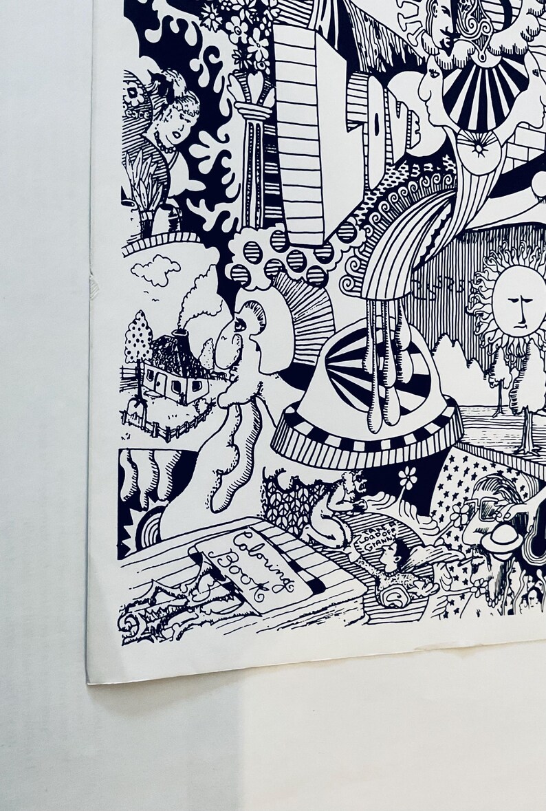 以下が含まれることがあります： 白黒の塗り絵で、サイケデリックなデザインが施されています。家、太陽、さまざまな抽象的な形が描かれています。表紙には「Coloring Book」という文字があります。