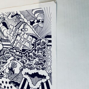 以下が含まれることがあります： 「The Jungle Light Show」というテキストと星、雲、その他の抽象的な形が描かれた白黒のサイケデリックアートプリントです。
