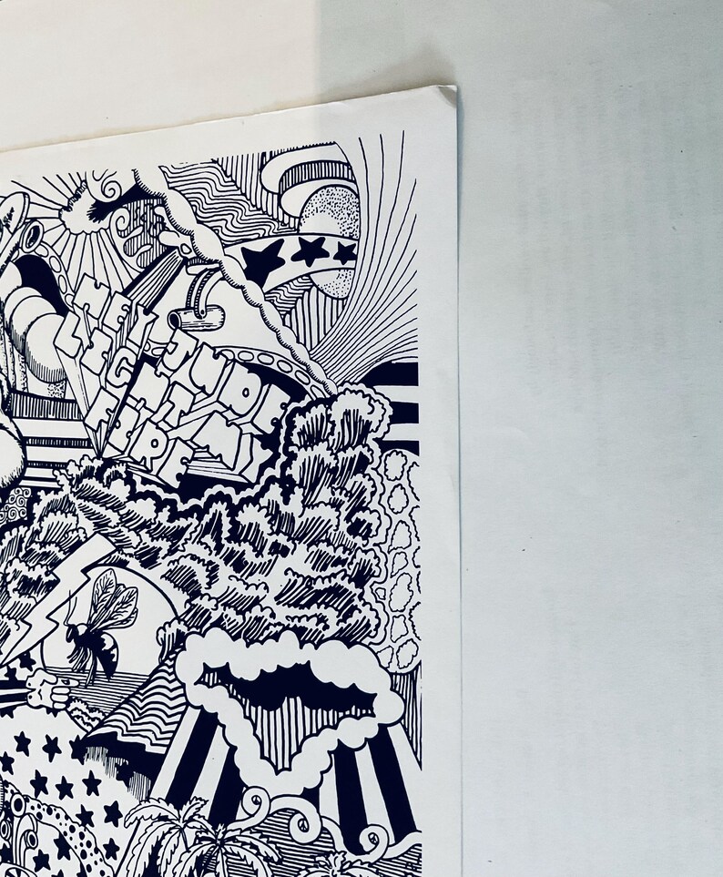 以下が含まれることがあります： 「The Jungle Light Show」というテキストと星、雲、その他の抽象的な形が描かれた白黒のサイケデリックアートプリントです。