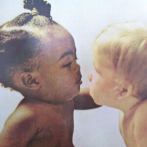 Affiche vintage des années 70 de tout-petits adorables s'embrassant d'enfants noirs et blancs mignons !