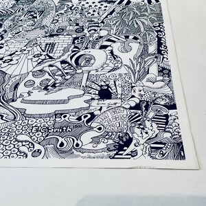以下が含まれることがあります： 黒と白のサイケデリックなアートプリント。複雑で渦巻くデザインに、さまざまな抽象的な形、人物、テキストが描かれている。テキストには「E.G. Smith」と「Why Don't We Float In The Air」が含まれている。
