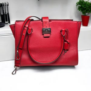 Auténtico bolso satchel grande de piel de becerro de Michael Kors® en color rojo. Excelente estado.