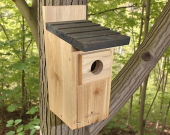 Cedar Wood Birdhouse: Swallows, Nuthatches, Bluebirds, Titmice, Chickadees