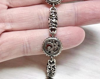 Auténticas pulseras, collares y dijes Brighton® de estilo vintage.