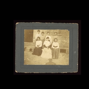 Antique Cabinet Card Photograph Edwardian Era Photo Group Of 7 Ladies Outside In Sun / Shadow
