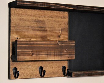 Tableau noir avec étagère pour courrier