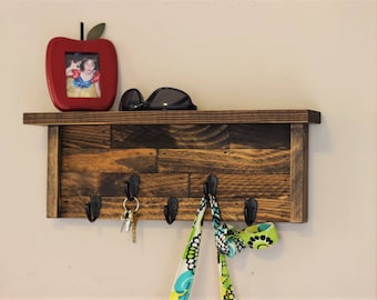 Étagère porte-clés en bois rustique : organiseur d'entrée en noyer foncé