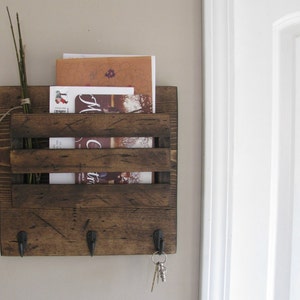 Organizador de correo de madera envejecida con ganchos para llaves: Decoración rústica para el hogar