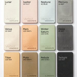Pu&ograve; includere: Una collezione di 12 piccoli campioni di calcestruzzo, ognuno con un colore e un nome diversi. I nomi includono Lunar, Giove, Nettuno, Mercurio, Venere, Marte, Saturno invernale, Cerere, Titano, Plutone, Nebulosa e Twilight. Ogni campione ha un codice numerico stampato.