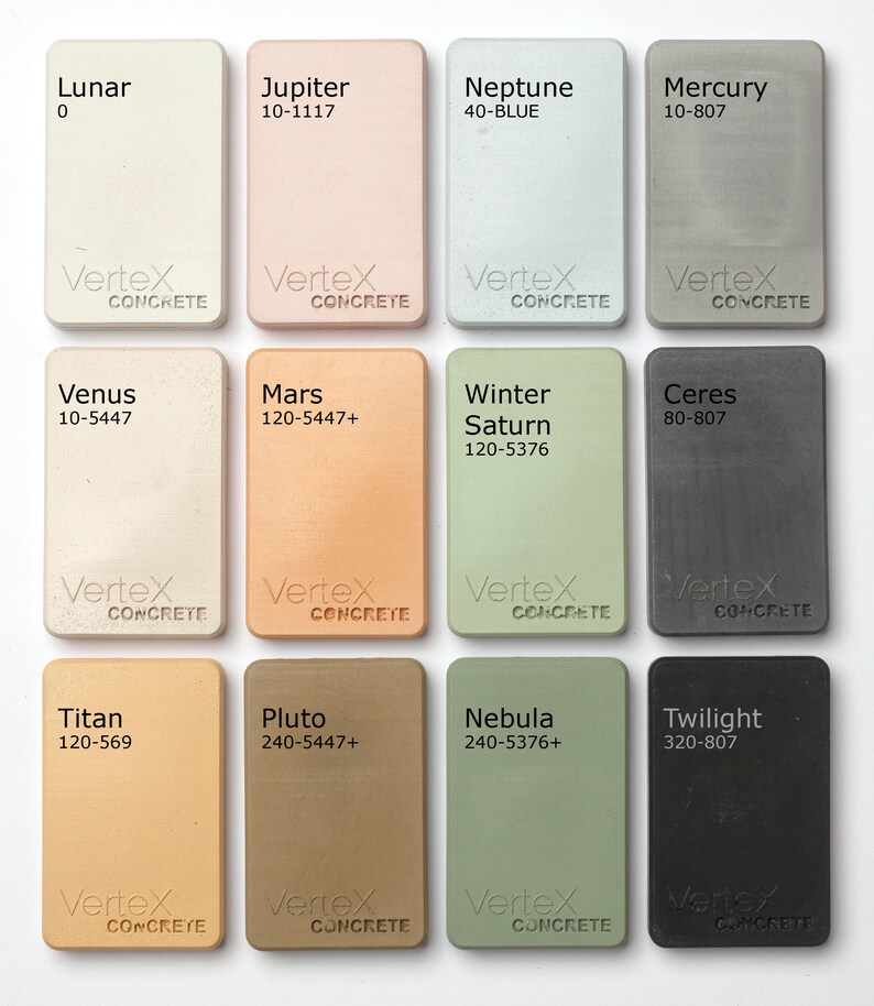 Pu&ograve; includere: Una collezione di 12 piccoli campioni di calcestruzzo, ognuno con un colore e un nome diversi. I nomi includono Lunar, Giove, Nettuno, Mercurio, Venere, Marte, Saturno invernale, Cerere, Titano, Plutone, Nebulosa e Twilight. Ogni campione ha un codice numerico stampato.