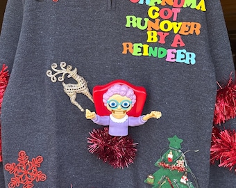 Oma wurde von einem Rentier überfahren TaCkY UGLY Hilarious Christmas Xmas Sweater - Lights Up