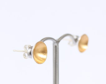 Gouden en zilveren stud oorbellen, concave stud oorbellen, vermeil studs, goud op zilver, ronde gouden studs, geborsteld goud, ongebruikelijke stud oorbellen