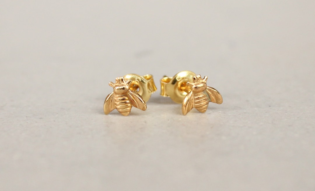 Gold bee best sale studs