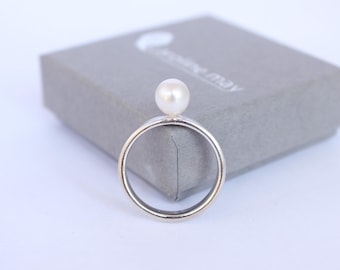 Pearl silver ring, single pearl ring, contemporary pearl ring, minimalist pearl ring, floating pearl ring, pearl jewellery, gift for bride