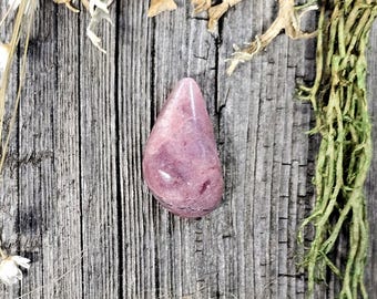 Petalit cabochon från Argentina.