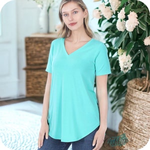 Zenana Classic Comfort V-Neck Top in Kelly Green