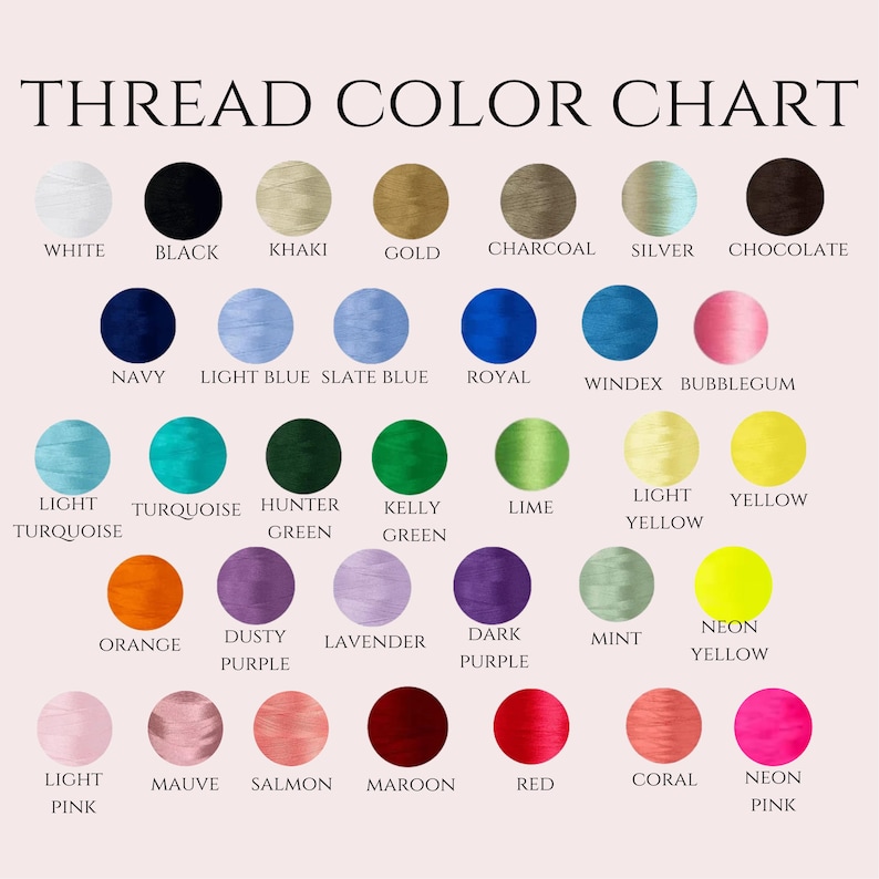 Op de afbeelding: Een garenkleurenkaart met de tekst THREAD COLOR CHART bovenaan, gevolgd door rijen cirkelvormige kleurstalen met namen zoals wit, zwart, kaki, goud, antraciet, zilver, chocolade, marineblauw, lichtblauw, leiblauw, koningsblauw, windex, kauwgom, lichtturquoise, turquoise, jagersgroen, kellygroen, limoen, lichtgeel, geel, oranje, stoffig paars, lavendel, donkerpaars, munt, neongeel, lichtroze, mauve, zalm, kastanjebruin, rood, koraal en neonroze.