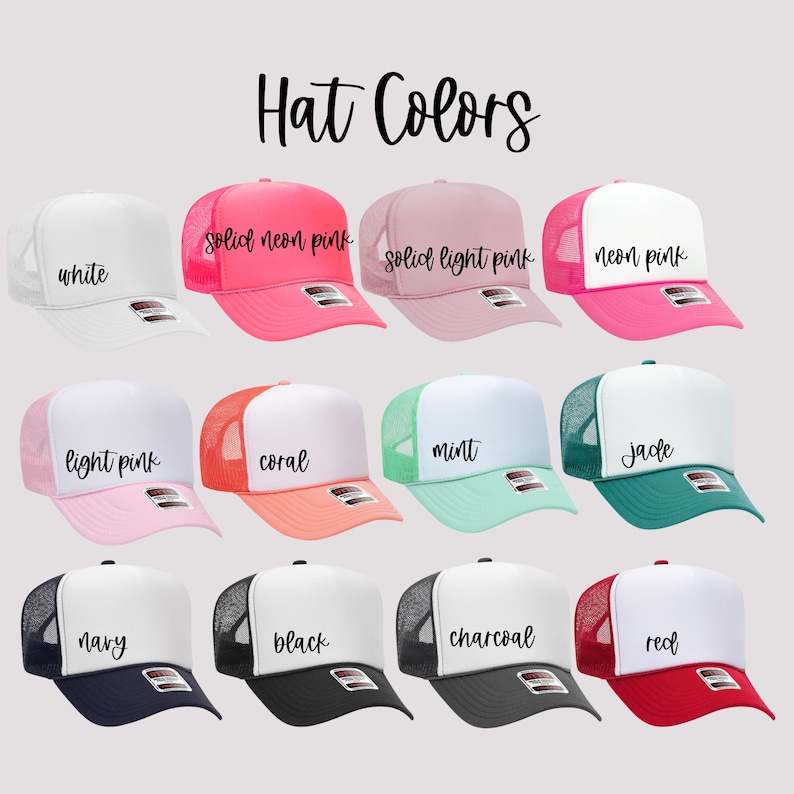 Puede incluir: Una colecci&oacute;n de gorras de camionero en varios colores, incluyendo blanco, rosa, coral, menta, azul marino, negro, carb&oacute;n y rojo. Cada gorra tiene una parte trasera de malla y una visera curva, con el color de la gorra etiquetado en escritura.