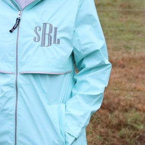 veste de pluie à monogramme, veste Charles River, manteau de pluie, manteau de pluie personnalisé, veste personnalisée, manteau de pluie monogramme