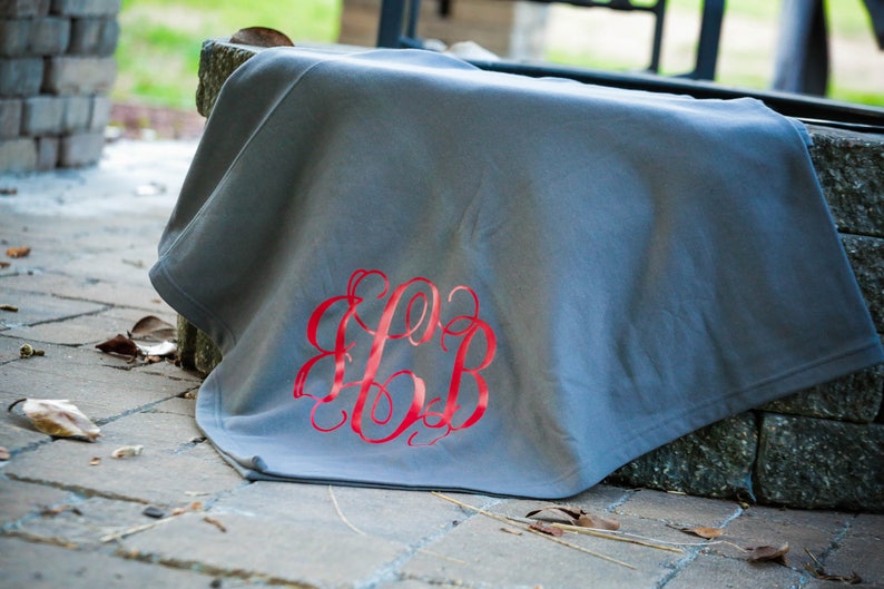 monogrammed blanket/ monogrammed throw/ stadium blanket/ gifts for her/ gifts under 20/ cheer blanket/ football blanket Bild 4