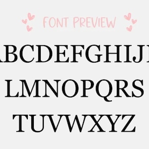 Op de afbeelding: Een lettertypevoorbeeld met het Engelse alfabet in hoofdletters in een zwart schreeflettertype. De tekst FONT PREVIEW staat bovenaan in het midden, geflankeerd door kleine roze hartjes aan beide kanten, op een witte achtergrond.