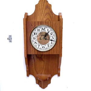 Vintage Oak Wood Wall Clock, Battery Powered Quartz Clock, Rustic Farmhouse Decor, Traditional Oak Hanging Clock, Classic Home Accent