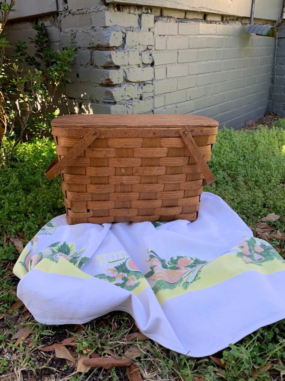 Rustic woven picnic basket, Putney Basketville Ver