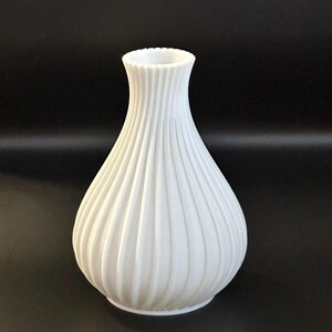 3D Printed Modern Vase – Elegant Vertex for Minimalist Decor, Shelf or Table Accent
