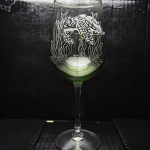 Sea turtle with seaweed etched stemmed wine glass seaweed, sea turtle, sealife, nautical, wine glass, colored wine glass, holiday gift image 3