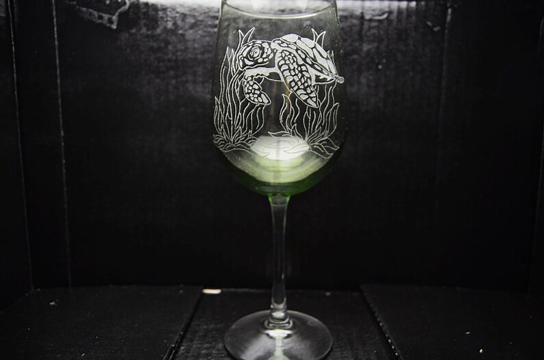 Sea turtle with seaweed etched stemmed wine glass seaweed, sea turtle, sealife, nautical, wine glass, colored wine glass, holiday gift image 3