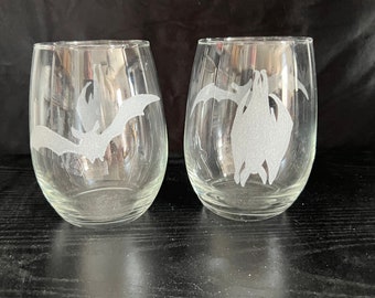 Double sided bat design etched stemless wine glass. Choose your own color and design! perfect handmade gift, you choice, Halloween