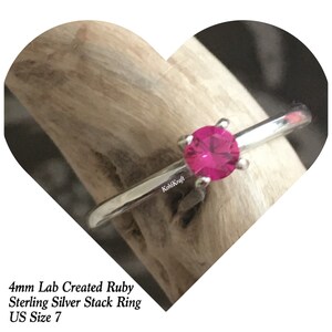 Peut inclure: Une bague empilable en argent sterling avec une pierre précieuse en rubis créée en laboratoire de 4 mm. La bague est de taille 7.