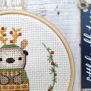 Loutre dans un pull de Noël, point de croix, Noël, point de croix, loutre, broderie animalière