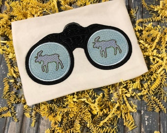 Broderidesign med applikation för camping och jakt, älg genom kikare, för användning med broderimaskin.