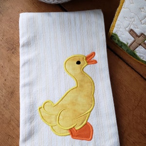 Duck applique embroidery design for use with an embroidery machine.