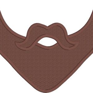 Puede incluir: Un parche de barba de fieltro marrón con bigote. La barba tiene forma de triángulo con bordes redondeados. El bigote está por encima de la barba y tiene una forma curva.